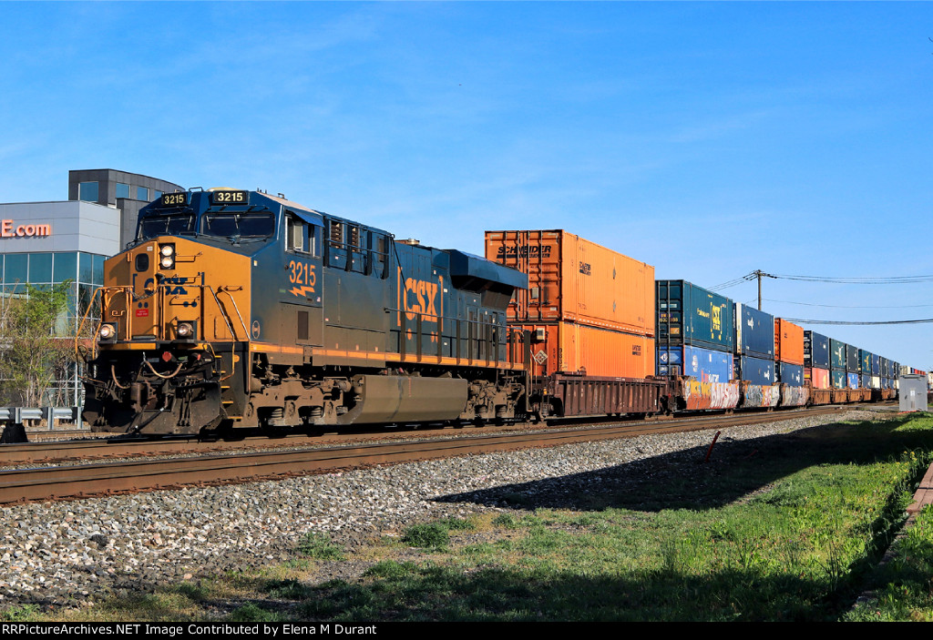 CSX 3215 on I-158